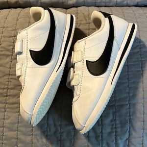 Kids Nike Cortez size 2 youth. Missing insoles